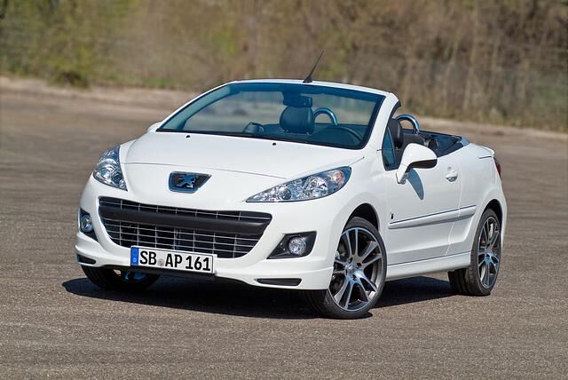 Peugeot 207 CC Sondermodell: Schwarz oder Weiß durch den Sommer