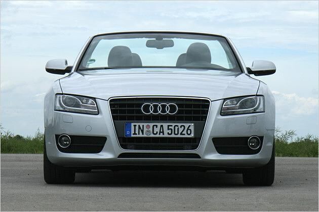 Der offene A5 trägt das typische Audi-Gesicht mit Single-Frame-Grill und langgezogenen Scheinwerfern