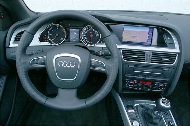 Einen 6,5 Zoll-Monitor in der Armaturentafel gibt es serienmäßig - auch ohne Navigationssystem