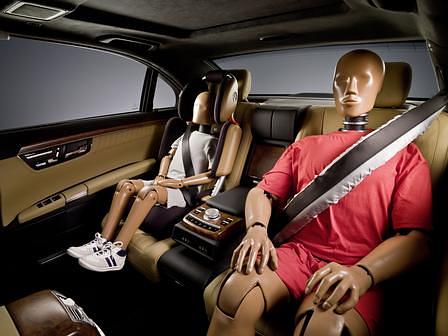 Mercedes-Benz Experimental Sicherheits Fahrzeug ESF 2009: Sicherheitsgurt mit Airbag