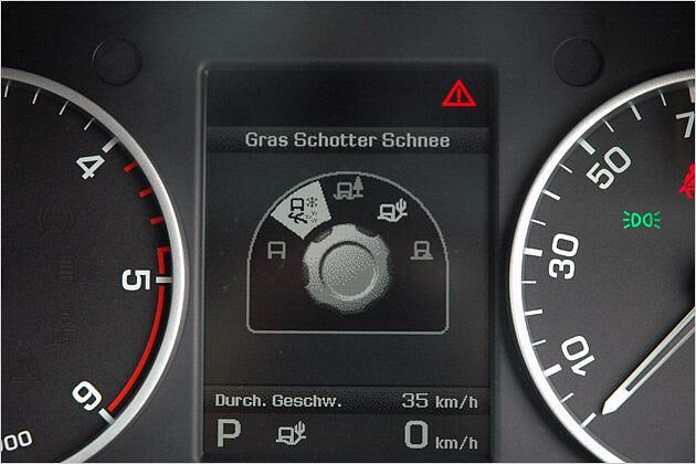 Das ausgewählte Gelände-Programm wird nicht mehr über LED-Symbole sondern über eine zentrale Monochrom-Anzeige dargestellt