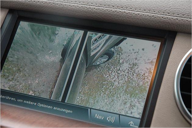 Bei schmalen Durchfahrten eine große Hilfe: Mit den Seitenkameras haben wir die Spurweite jederzeit im Blick (Bild: rechte Vordertür ist geöffnet)