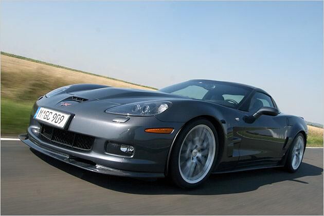 Flach fliegt die Vette über den Asphalt