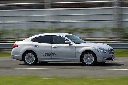 Infiniti surft auf der Hybrid-Welle