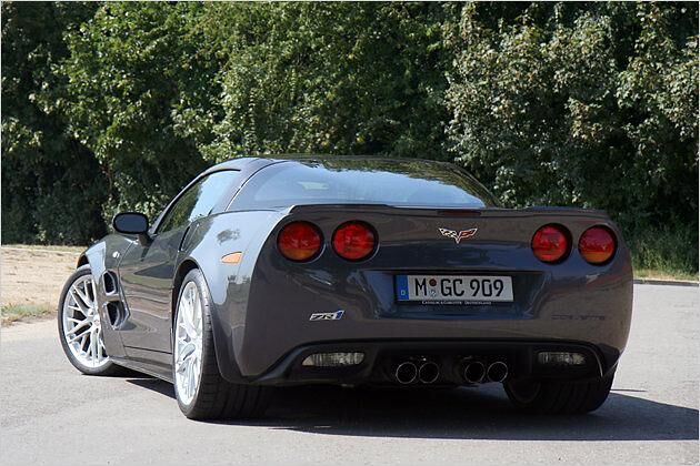 Auch die ZR1 gibt sich durch die klassischen Rund-Rücklichter nach hinten zu erkennen