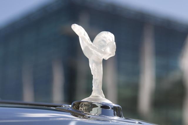 Auch auf dem Rolls-Royce 102 EX thront \"Emily\", allerdings passend in LED-blau leuchtend