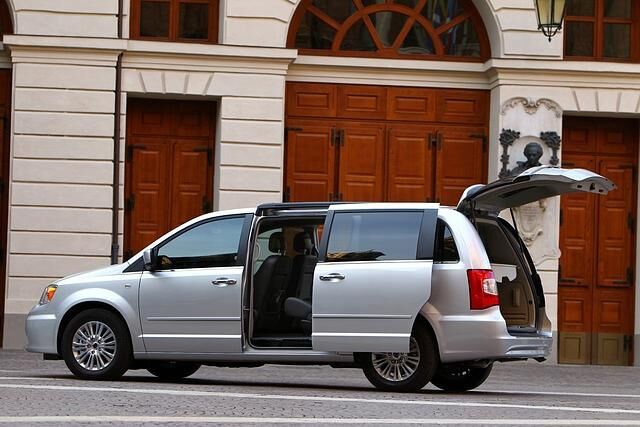 Schiebetüren und ein flexibles Sitzsystem sorgen für Alltagstauglichkeit