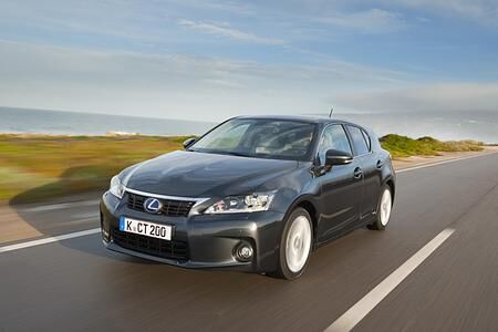 Kleiner SUV von Lexus - Hybrid im Offroad-Modus