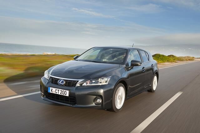 Kleiner SUV von Lexus - Hybrid im Offroad-Modus