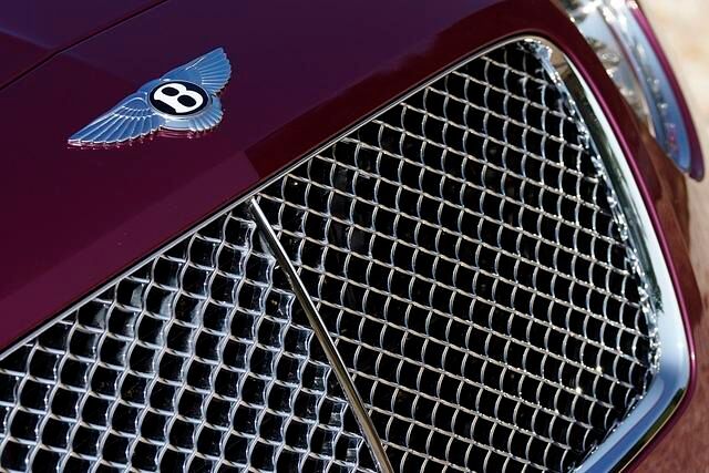 Der klassische Bentley-Kühlergrill taucht auf deutschen Autobahnen recht selten im Rückspiegel auf