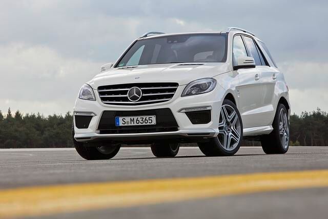Äußerlich gibt sich die AMG-M-Klasse an dem schwarz lackierten Kühlergrill, großen Lufteinlässen, einer speziellen Heckschürze u