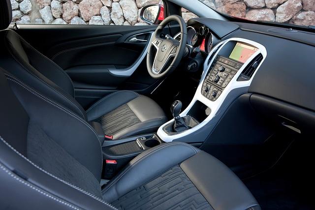 Der Innenraum ist im typischen Opel-Stil gehalten