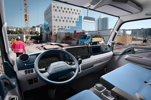 Im Innenraum ist das Cockpit zweifarbig ausgeführt