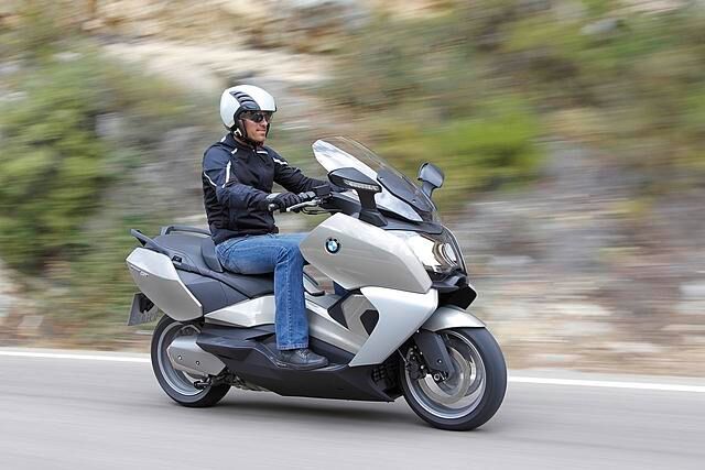 Das meiste Aufsehen erregen zwei Maxi-Scooter, die in dieser besonders wetterresistenten Gattung urbaner Fahrzeuge mehr Motorrad