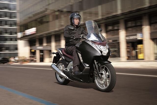 Der komplett neuentwickelte Scooter Integra soll mit 17-Zoll-Bereifung besonders dynamisch ausfallen, hier entwickelt der neue M