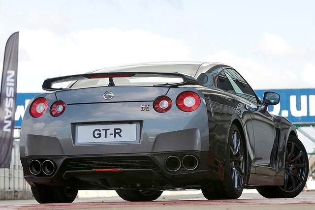 Damit rennt der GT-R deutlich über 300 km/h
