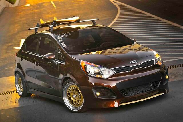 Der Kia Rio Surf reitet auf der Retor-Welle