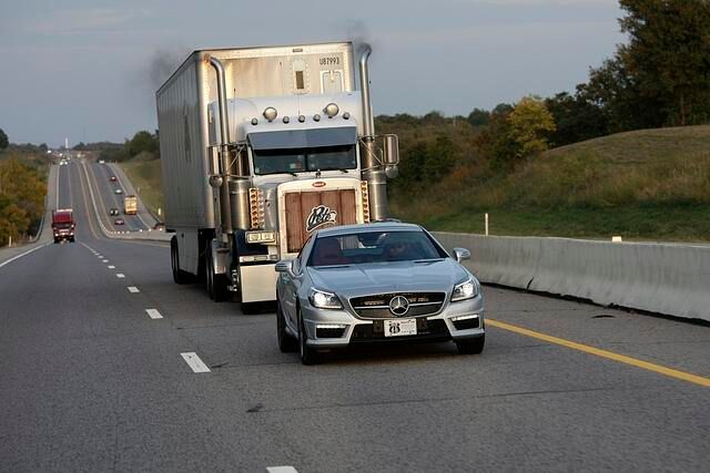 Typischer Begleiter: Riesen-Trucks nach US-Bauart