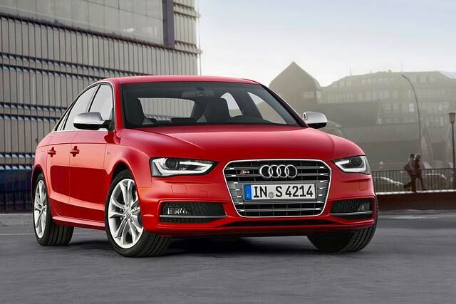 Zeitgleich zum zivilen Modell erhält auch der sportliche S4 ein neues Gesicht   
