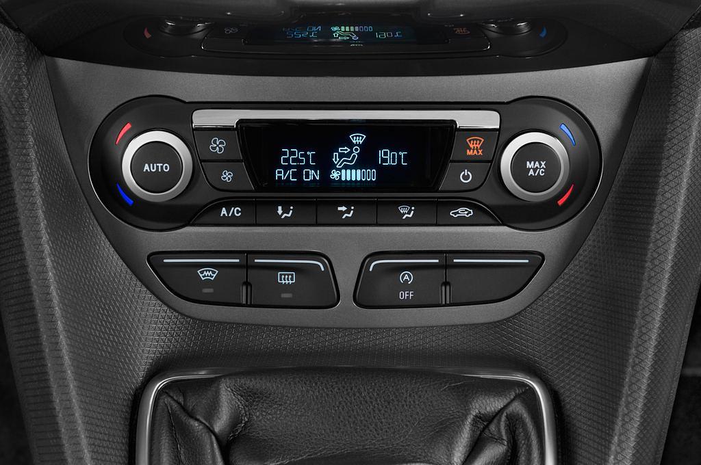 Ford Tourneo Connect (Baujahr 2015) Titanium 5 Türen Temperatur und Klimaanlage