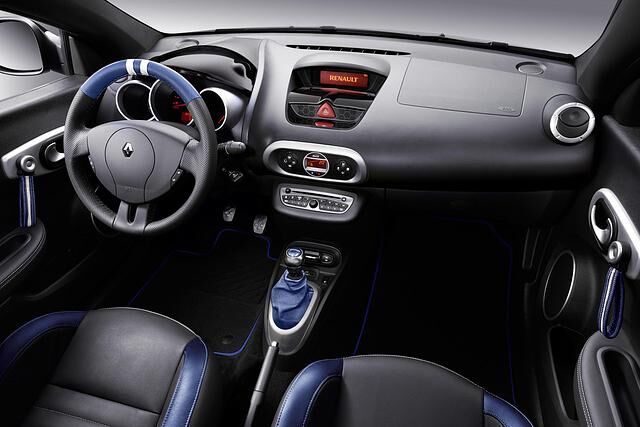 Im Innenraum kommen schwarz-blaue Sportsitze mit Gordini-Logo und eine blaue Türlederverkleidung zum Einsatz