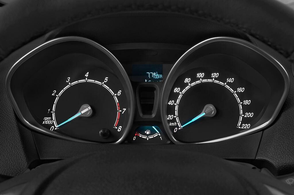 Ford Tourneo Courier (Baujahr 2015) Titanium 5 Türen Tacho und Fahrerinstrumente