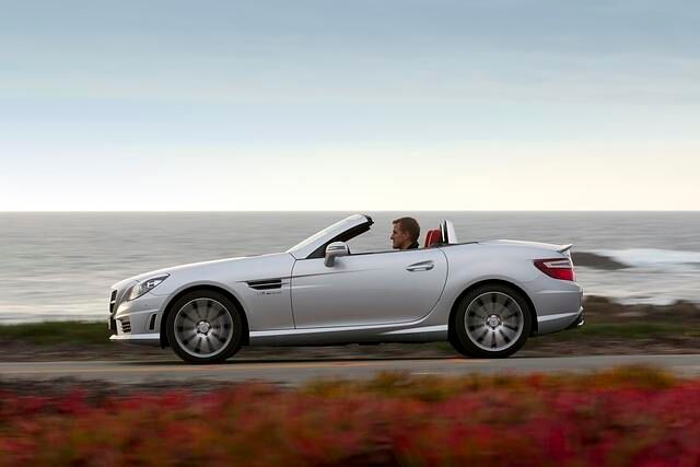 Der Mercedes SLK 55 AMG, der zwar unter allen acht befeuerten Töpfen bis zu 310 kW/422 PS leistet, soll dank der Technik im EU-M