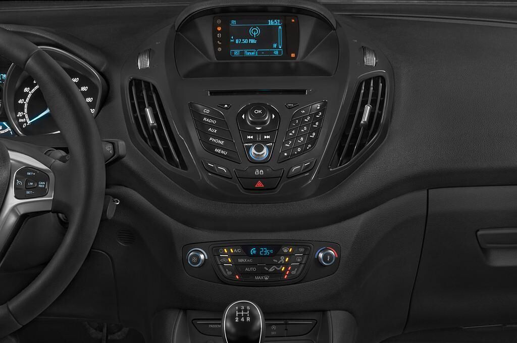 Ford Tourneo Courier (Baujahr 2015) Titanium 5 Türen Mittelkonsole