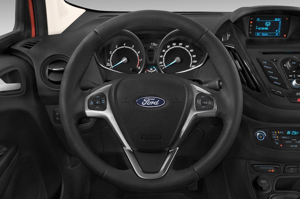 Ford Tourneo Courier (Baujahr 2015) Titanium 5 Türen Lenkrad