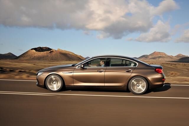 In der Regel werden die Hinterräder angetriebe, für den V8-Benziner gibt es auch Allradtechnik