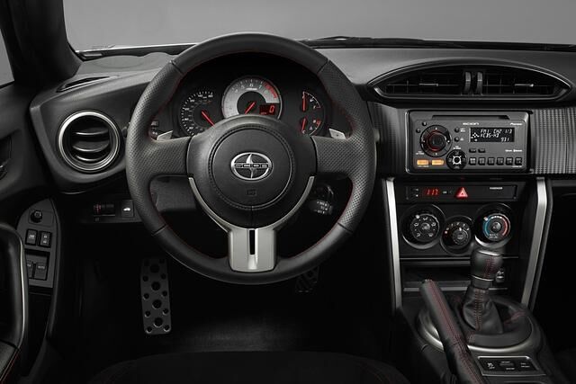 Das Lenkrad ist das kleinste, das je in einem Serien-Modell von Toyota zu finden war