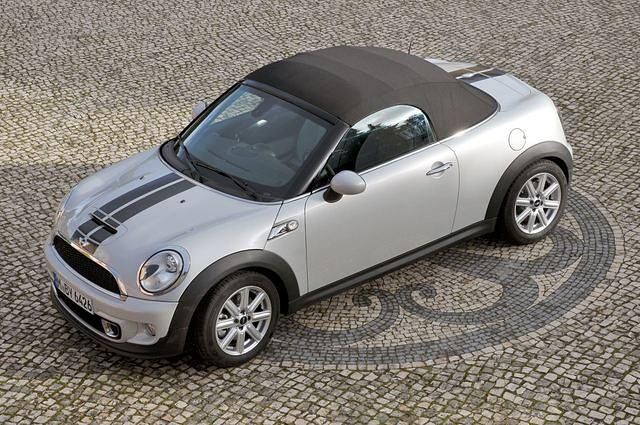 Der 3,73 Meter lange Roadster ist wieder Mini-typisch kurz