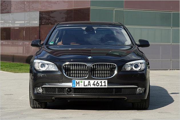 Guckt böse, aber nur ein bisschen: Der BMW 740i