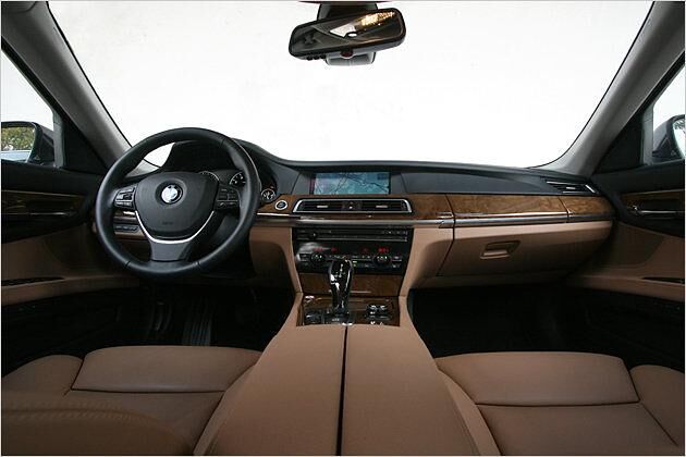 Die raumgreifende Kabine des 740i
