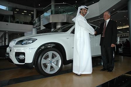 Automarkt Dubai: BMW-Importeur Stathis (rechts) mit Kunde