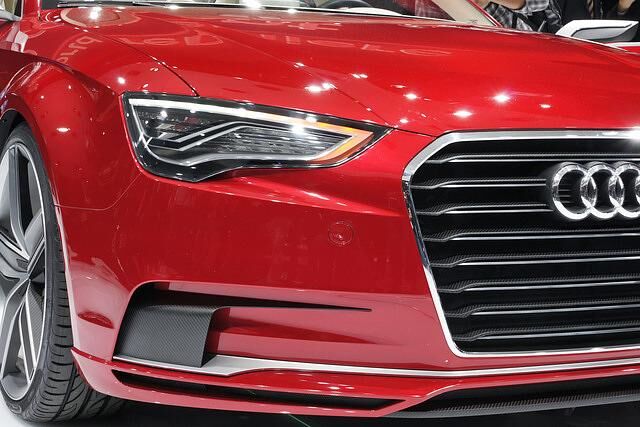 Der Kühlergrill ist nach neuester Audi-Mode an den oberen Enden abgeschrägt