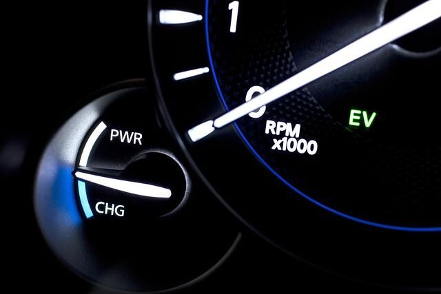 Die Anzeige für den Elektromotor (links)