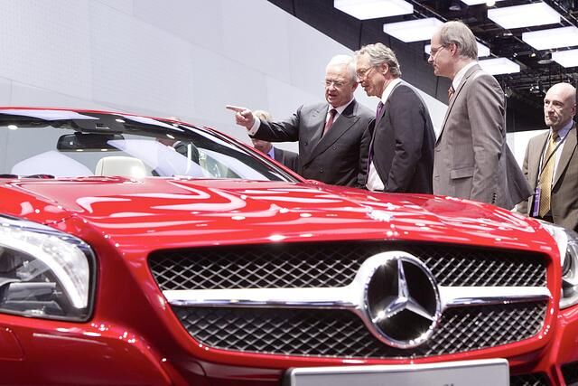 VW Chef Winterkorn nimmt den Roadster genau unter die Lupe