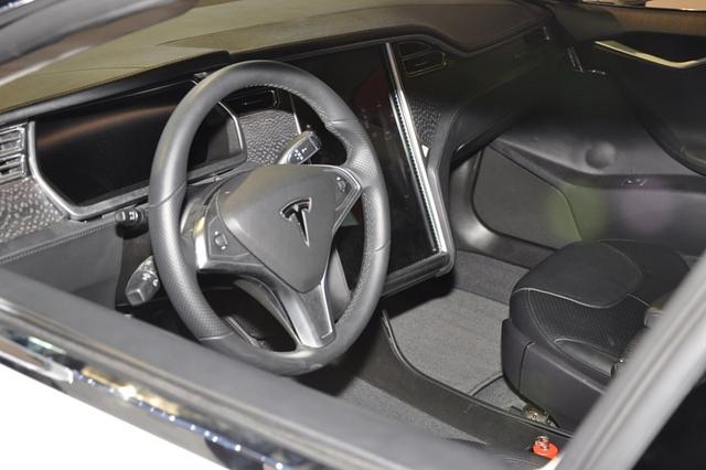 Der Tesla Model S ist außen schnittig und innen nicht