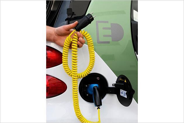 Der Smart ed wird über einen genormten Ladestecker an die Stromzapfsäule angeschlossen
