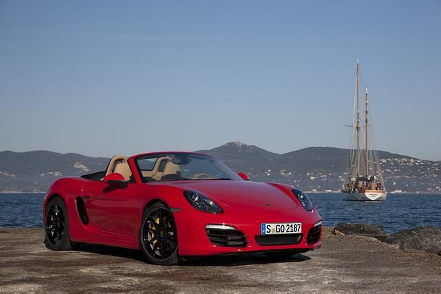 Die zweitürige Roadster-Silhouette profitiert von einem längeren Radstand, breiterer Spur und kürzeren Überhängen, die hinter Gl