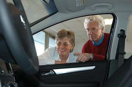 Egal ob das Inserat im Internet oder in der Zeitung stand - in der echten Welt wird die Ware Auto mit kritischem Blick gründlich gecheckt.
