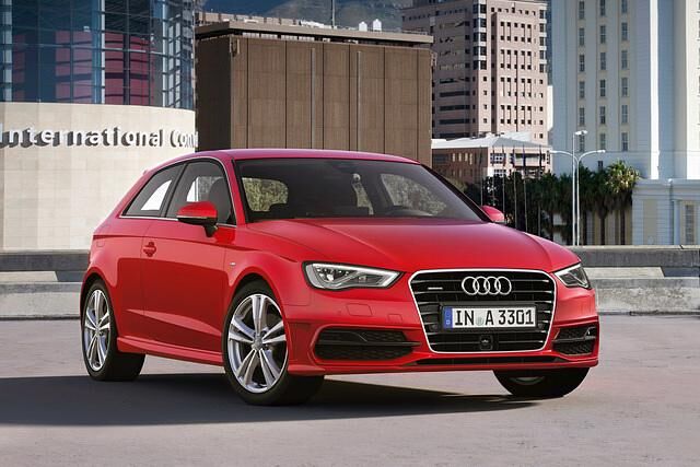 Die stark geneigte C-Säule verleiht dem Audi gerade im Vergleich zu den eingangs genannten Konkurrenzmodellen einen coupehaften 