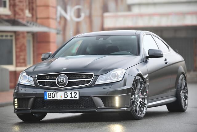 Der Brabus schießt mit 588 kW/800 PS in 3,7 Sekunden von 0 auf 100 km/h