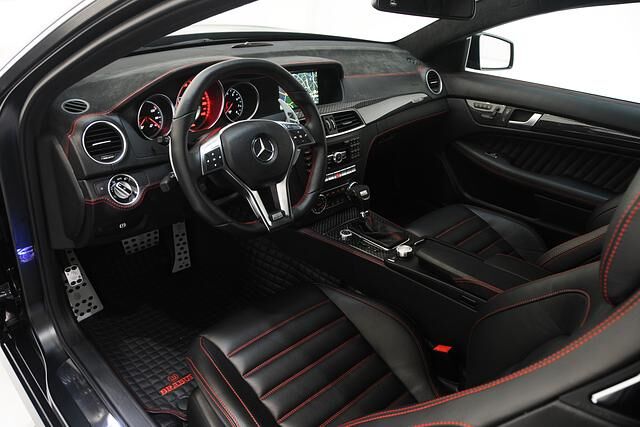Passend zur Außenhaut bietet Brabus im Innenraum schwarzes Alcantara und Leder an
