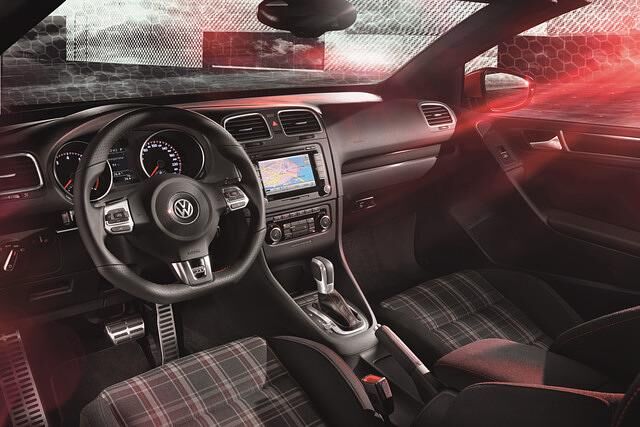 Innen gibt es die typischen GTI-Elemente