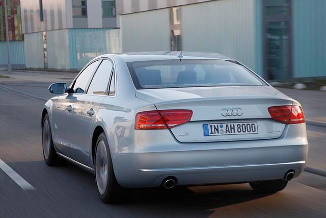 In Deutschland kostet der A8 mit zusätzlichem E-Motor ab 77.700 Euro
