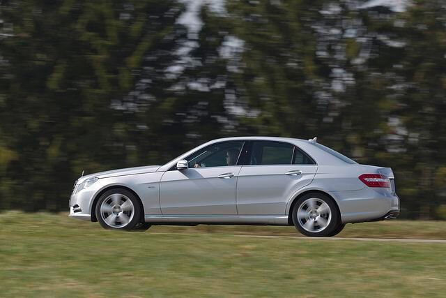 Der Mercedes E 300 BlueTec Hybrid unterbietet den gleichmotorisierten E 250 CDI um glatte zwei Liter