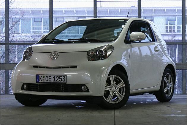 Mit einem sympathischen Gesicht begrüßt der Toyota iQ seinen Besitzer