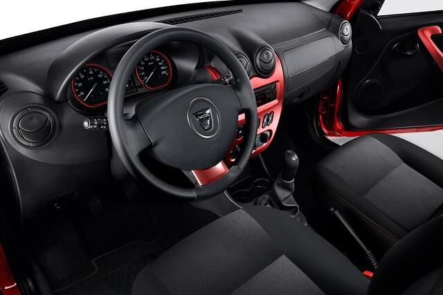 Die Renault-Tochter bietet außerdem das aufpreisfreie Design-Paket-Rot an